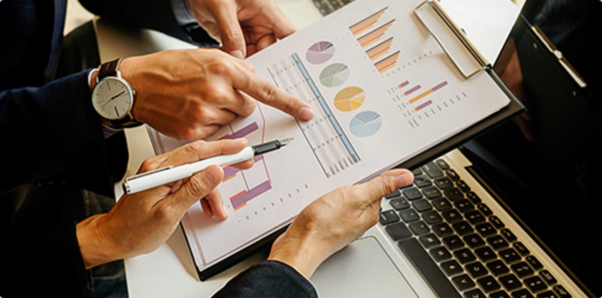 professionnels analysant des données financières