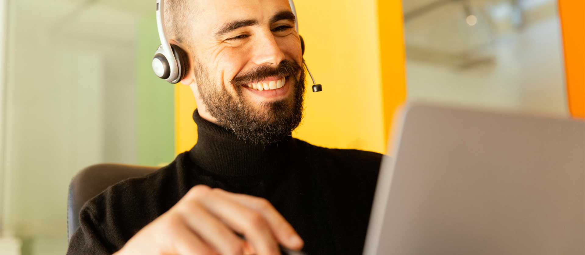 travaillant sur un ordinateur portable