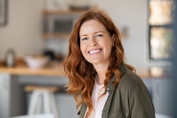 Une femme souriante